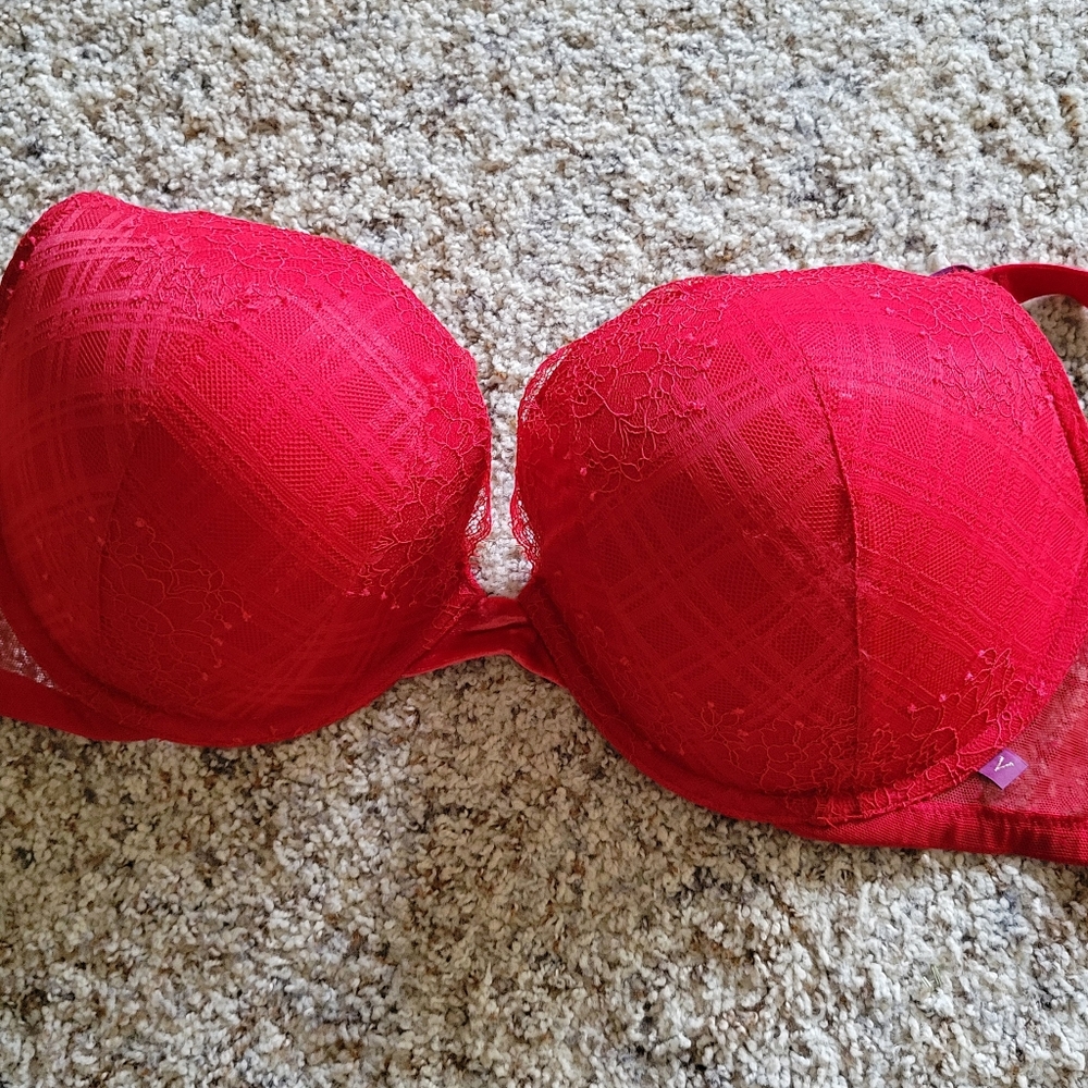 Red lace Victoria's secret 40DD bra